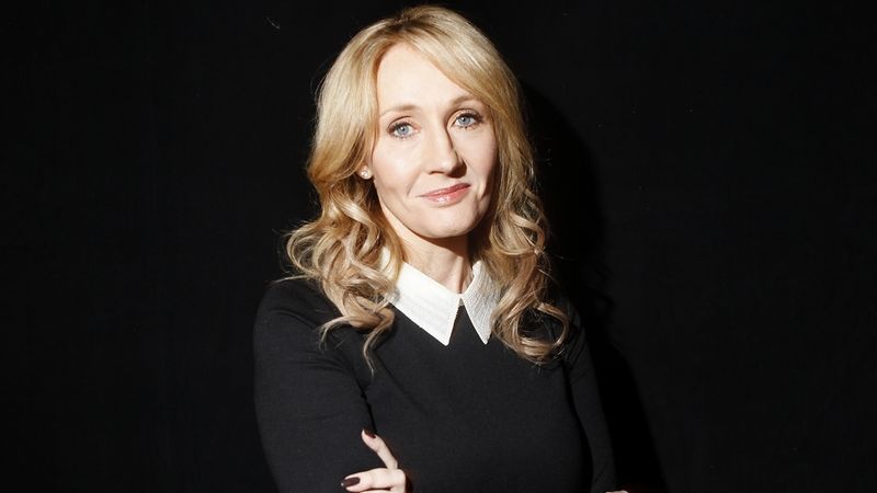 Rowlingová se prodává méně. Může to souviset s výroky o transsexuálech